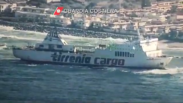 Nave incagliata, avviate operazioni di recupero
