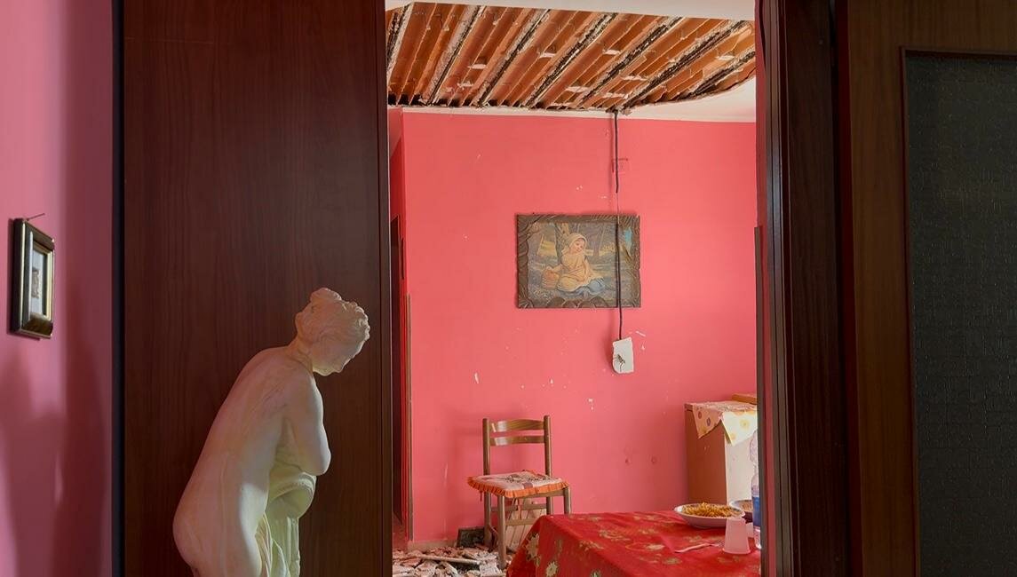 Stanno pranzando, crolla il soffitto