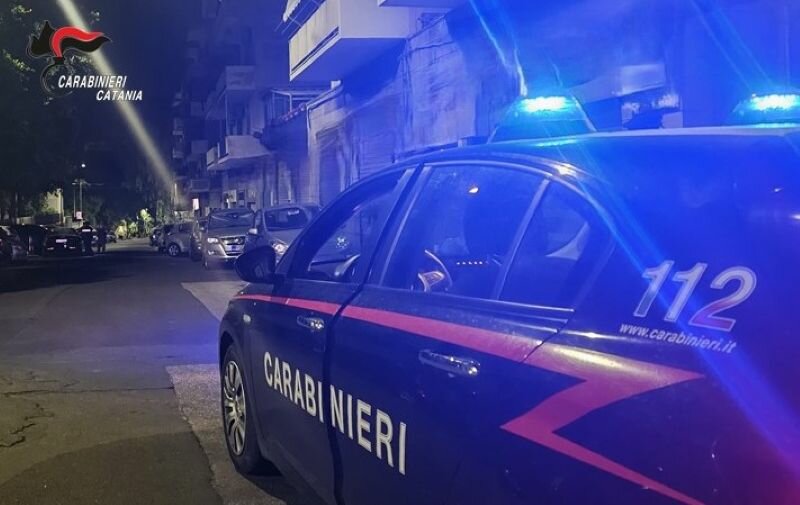 Catania: vede i carabinieri e si getta dal balcone