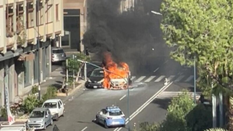 Auto in fiamme in viale Vittorio Veneto