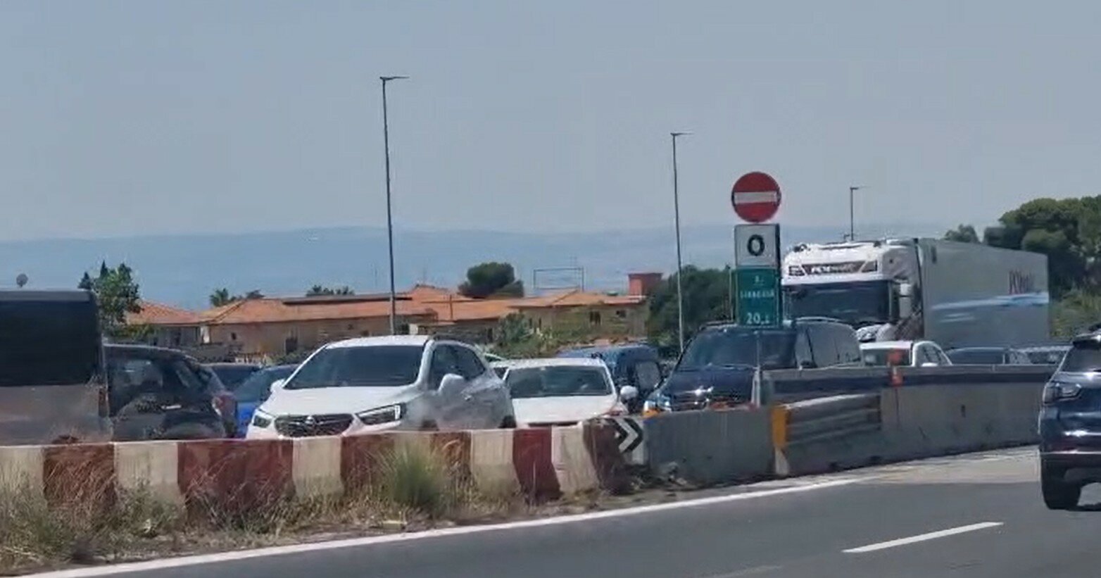 Autostrada bloccata e traffico in tilt: domenica di passione per gli automobilisti diretti al mare