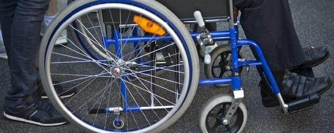 Con la carrozzina in una buca: naso rotto