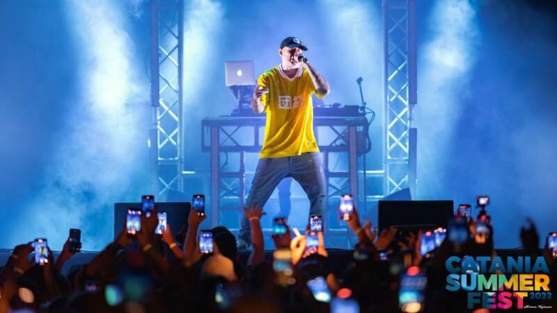 In 5.000 per Fabri Fibra alla Villa Bellini