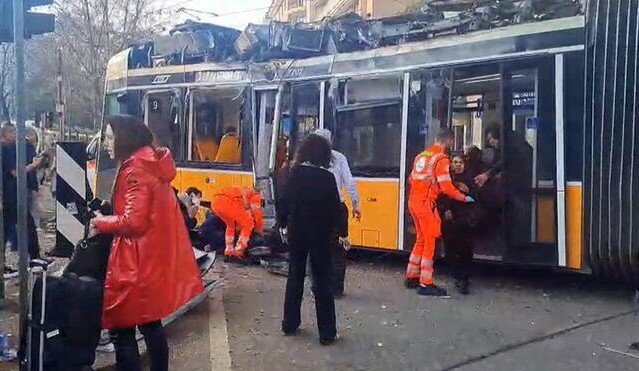 Tram deraglia e finisce contro un palazzo: due morti e 54 feriti
