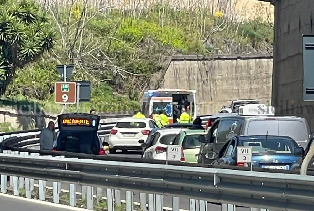 Moto contro guard rail sulla tangenziale di Catania: un morto