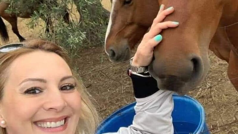 Muore mentre cerca di salvare cavalli dalle fiamme