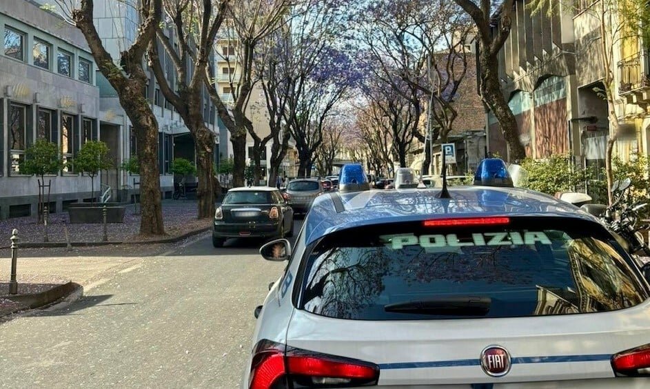 Catania, minaccia la cassiera col taglierino