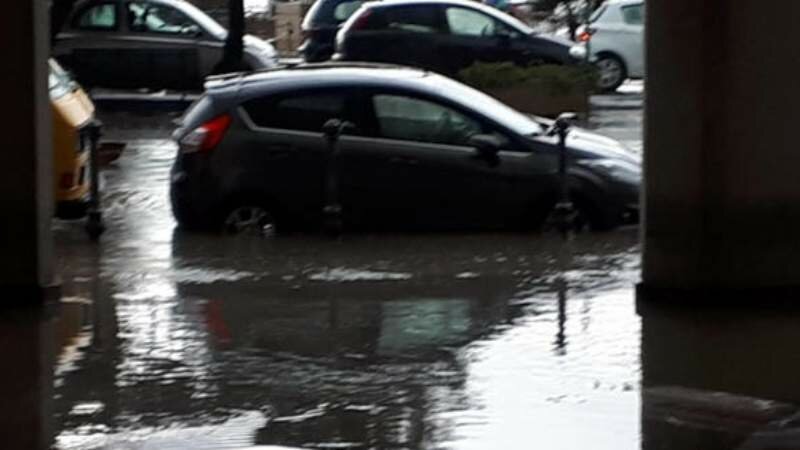 Va a sbattere con l'auto per una pozzanghera: risarcito