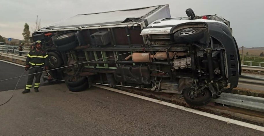 Tir si capovolge a Belpasso, A19 chiusa