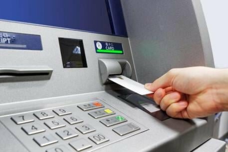 Derubava turisti e prelevava dai bancomat