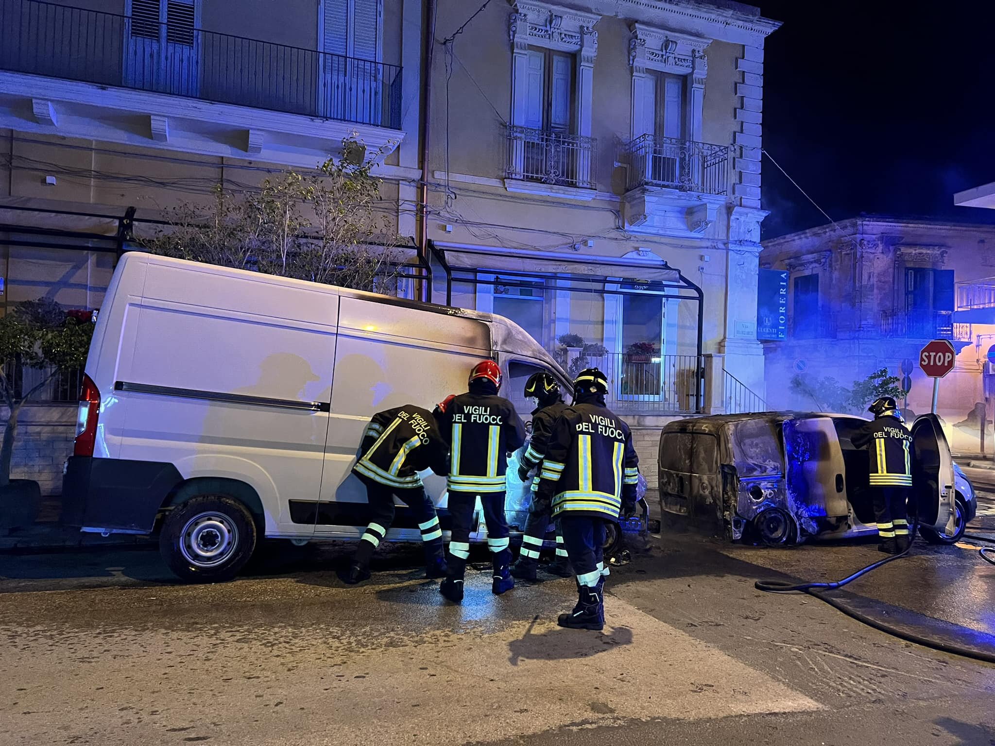 Incendiati due furgoni di un'impresa funebre