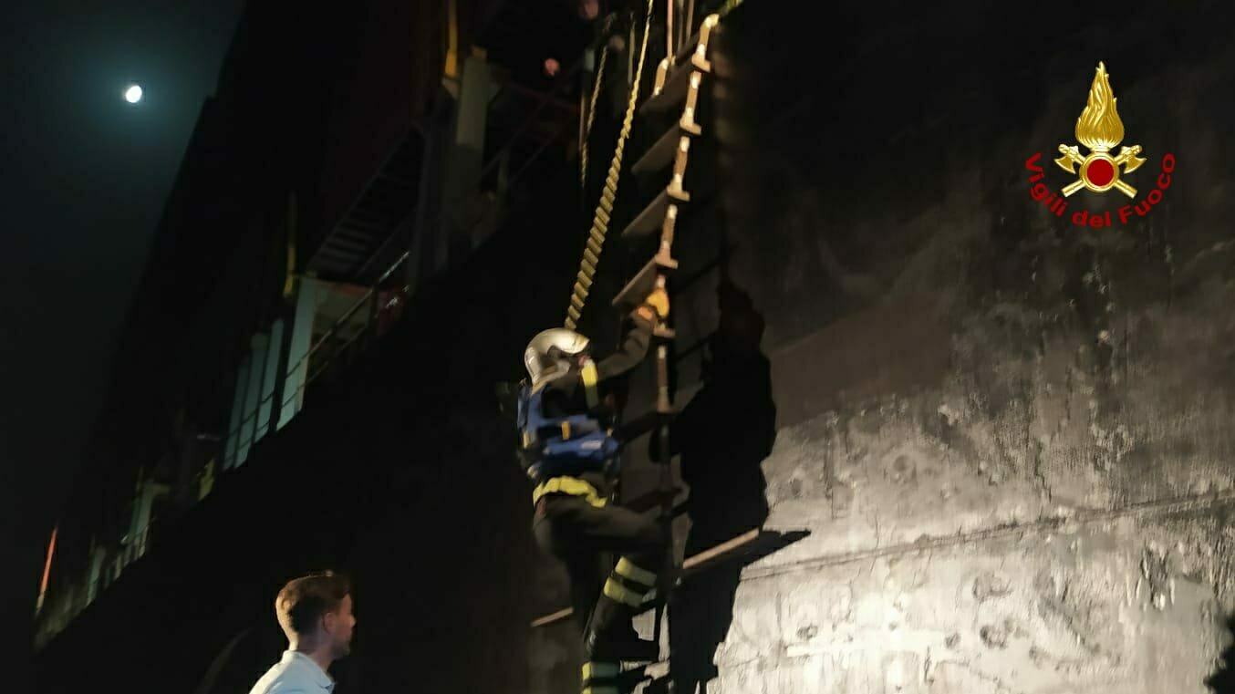 Incendio in mare a Catania