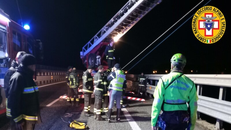Trovato cadavere sotto cavalcavia A18 Trovato cadavere sotto cavalcavia A18