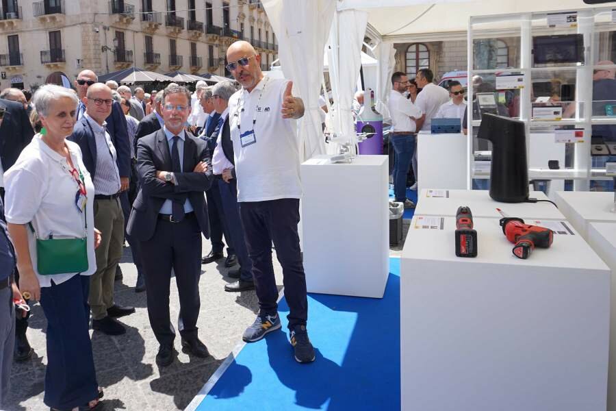 Stm scende in piazza, ma solo per farsi conoscere