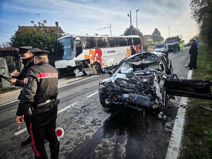 Scontro auto-pullman scolastico: un morto Scontro auto-pullman scolastico: un morto