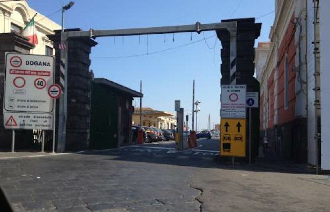 Sigarette di contrabbando in valigia
