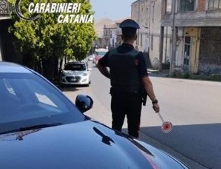 Folle corsa in centro abitato per sfuggire ai carabinieri