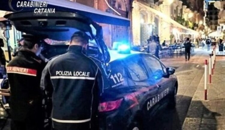 Davanti al bar catanese tavoli e sedie erano abusivi