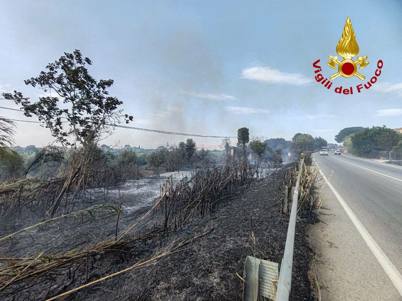 La Sicilia brucia: gente in fuga dalle case
