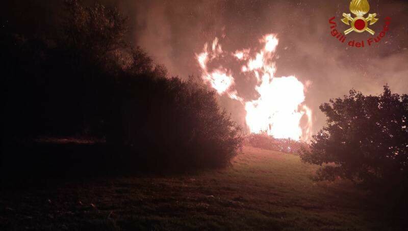 Grosso incendio anche a Lipari: sfiorate le case Grosso incendio anche a Lipari: sfiorate le case