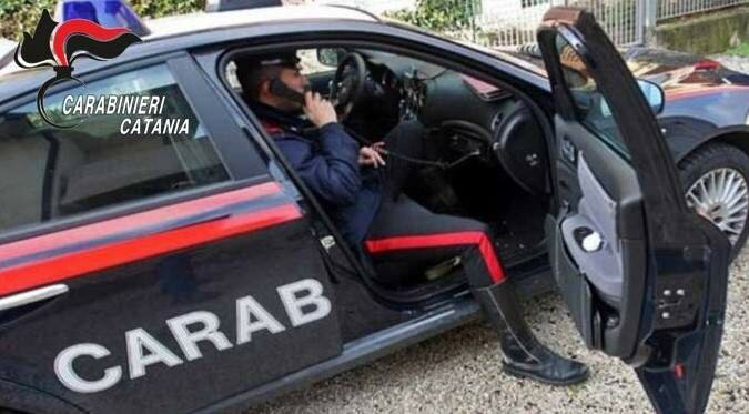 Moglie e figli barricati, tenta di sfondare la porta
