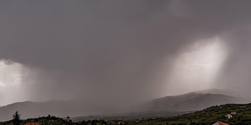 Primo temporale estivo sull'Etna