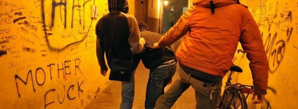 Quindicenne massacrato di botte in strada
