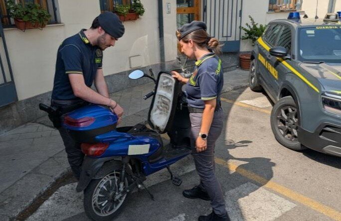 Migliaia di scooter elettrici fuorilegge: indagato imprenditore Migliaia di scooter elettrici fuorilegge: indagato imprenditore