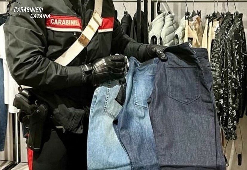 A caccia di abiti griffati nel negozio di via Etnea