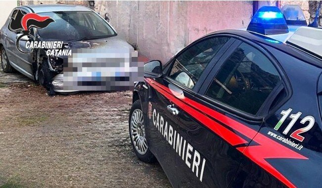Scontro con la sorella, le incendia la macchina