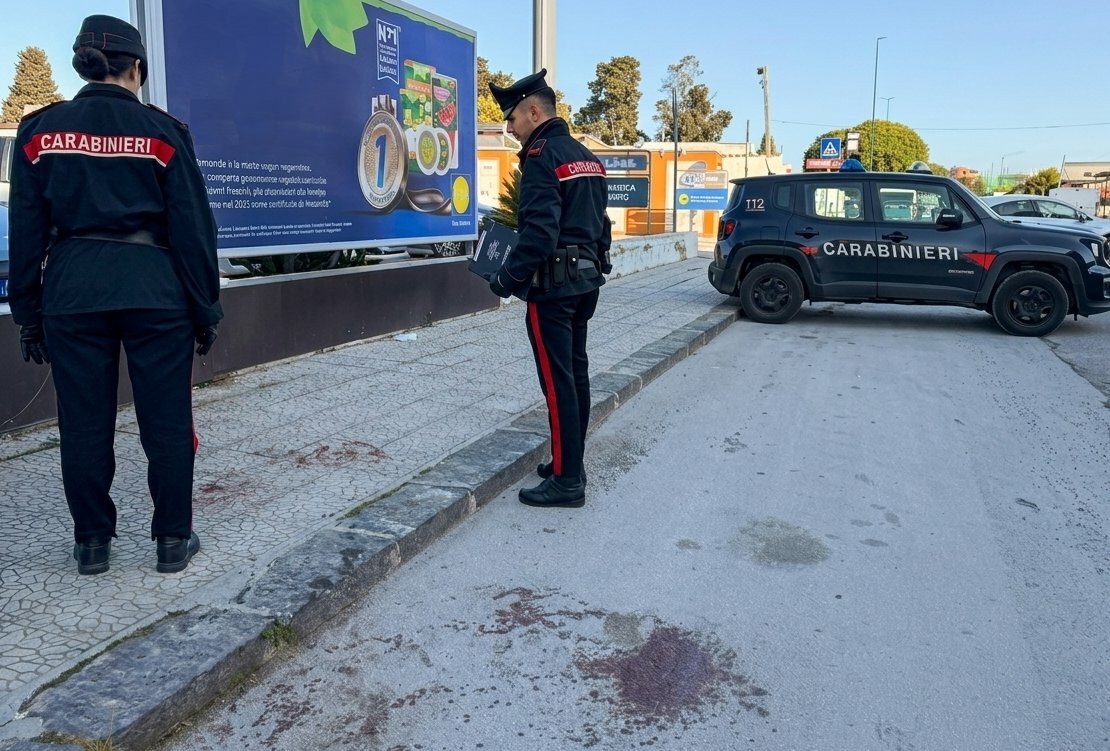 Lite in strada e coltellata alla gola: grave 44enne Lite in strada e coltellata alla gola: grave 44enne