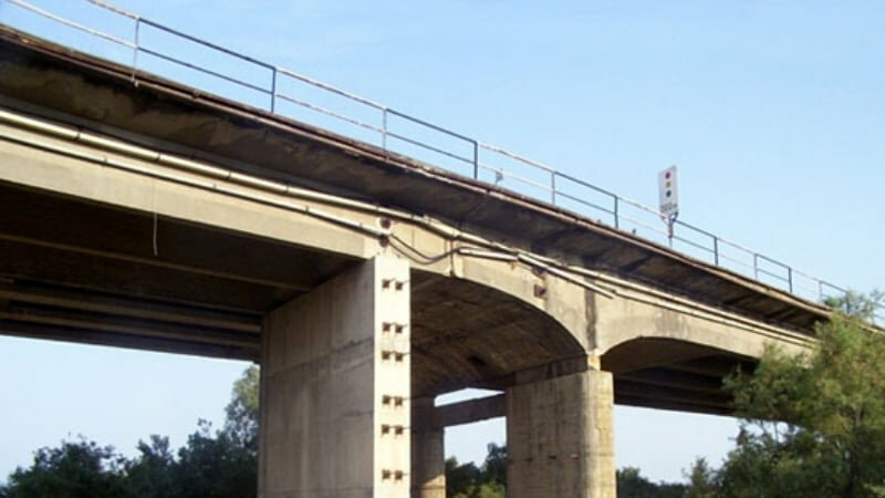 Vuole gettarsi dal ponte: salvato 22enne