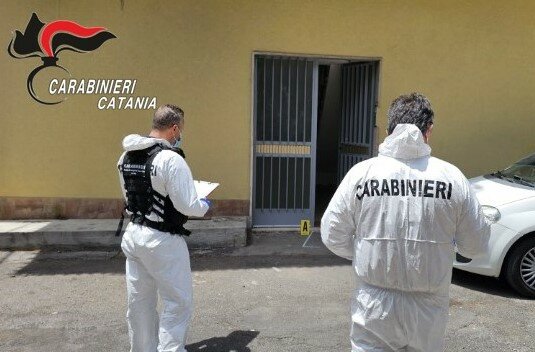 Prende a coltellate l'ex marito della compagna