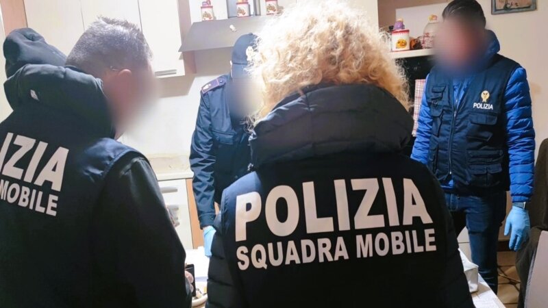 Spaccio di droga e pestaggi a chi non pagava