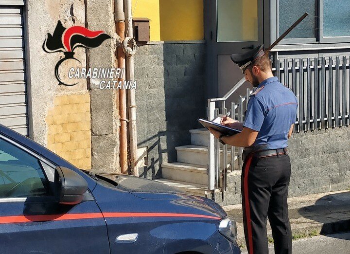 Sfonda la finestra di casa della nonna e si addormenta sul divano