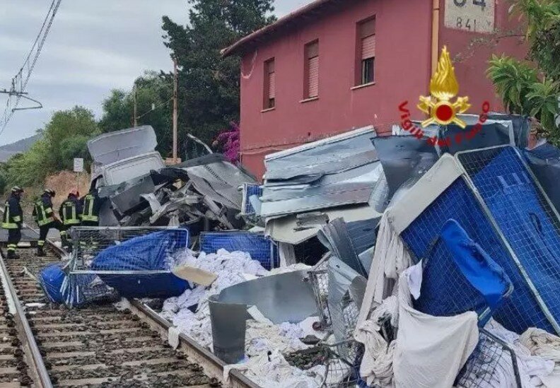 Si scontrano treno e camion: tutti illesi, ma linea interrotta