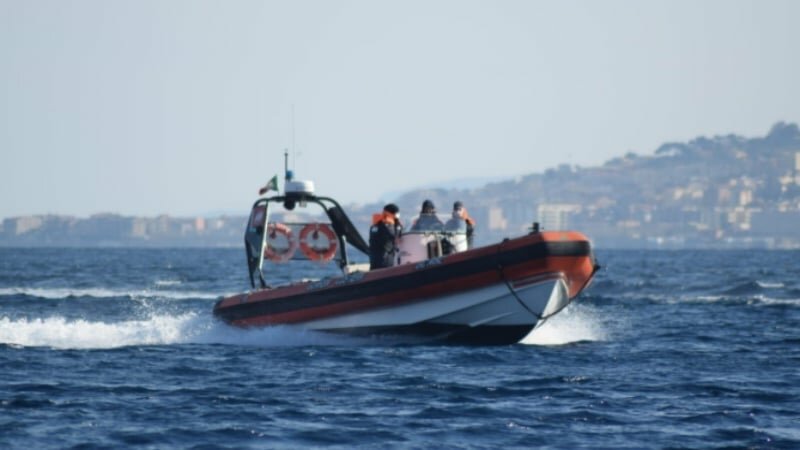 In mare il cadavere di una ragazza In mare il cadavere di una ragazza
