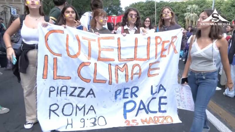Catania, studenti in piazza per il clima