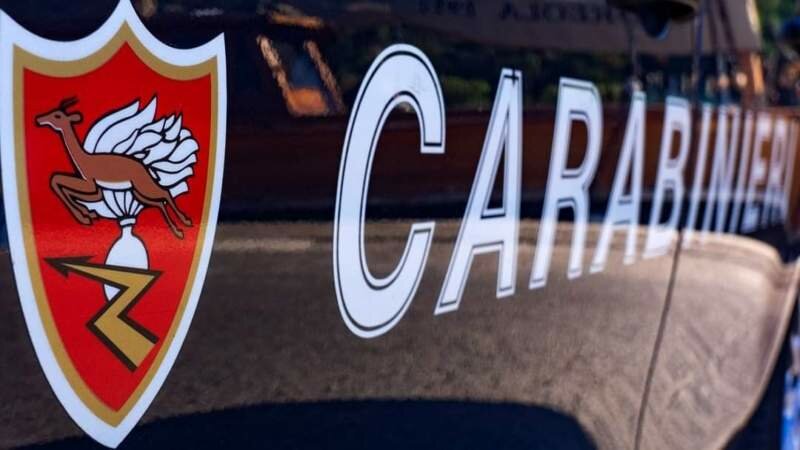 Si impicca sulle scale: salvato dai carabinieri