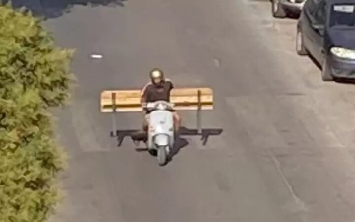 Ruba panchina e la carica sullo scooter