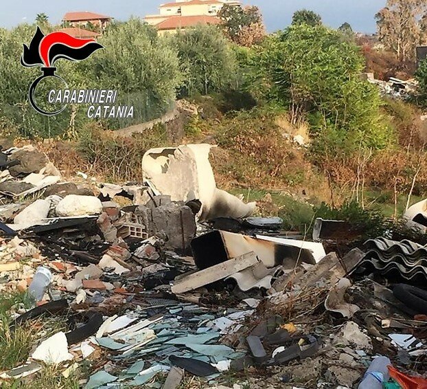 Catania, rifiuti pericolosi nell'area comunale