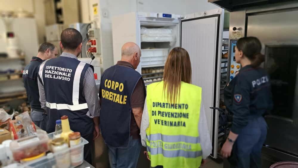 Nel bar di Viagrande distrutti 45 chili di alimenti