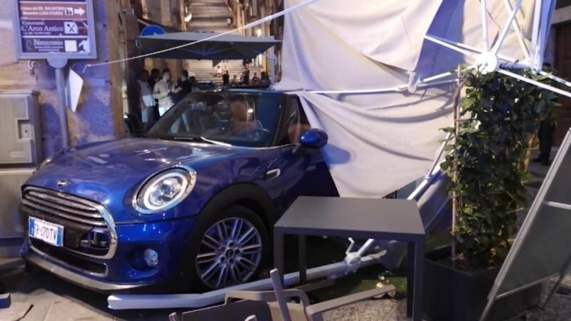 Auto piomba sui tavoli del bar: sei feriti
