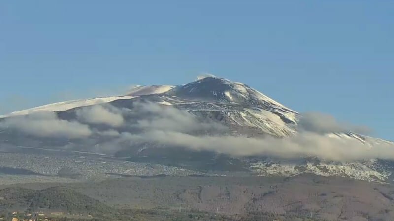 Etna, frequenti esplosioni sui crateri