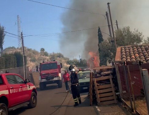 Grosso incendio: chiusa la A18, paura a Taormina Grosso incendio: chiusa la A18, paura a Taormina