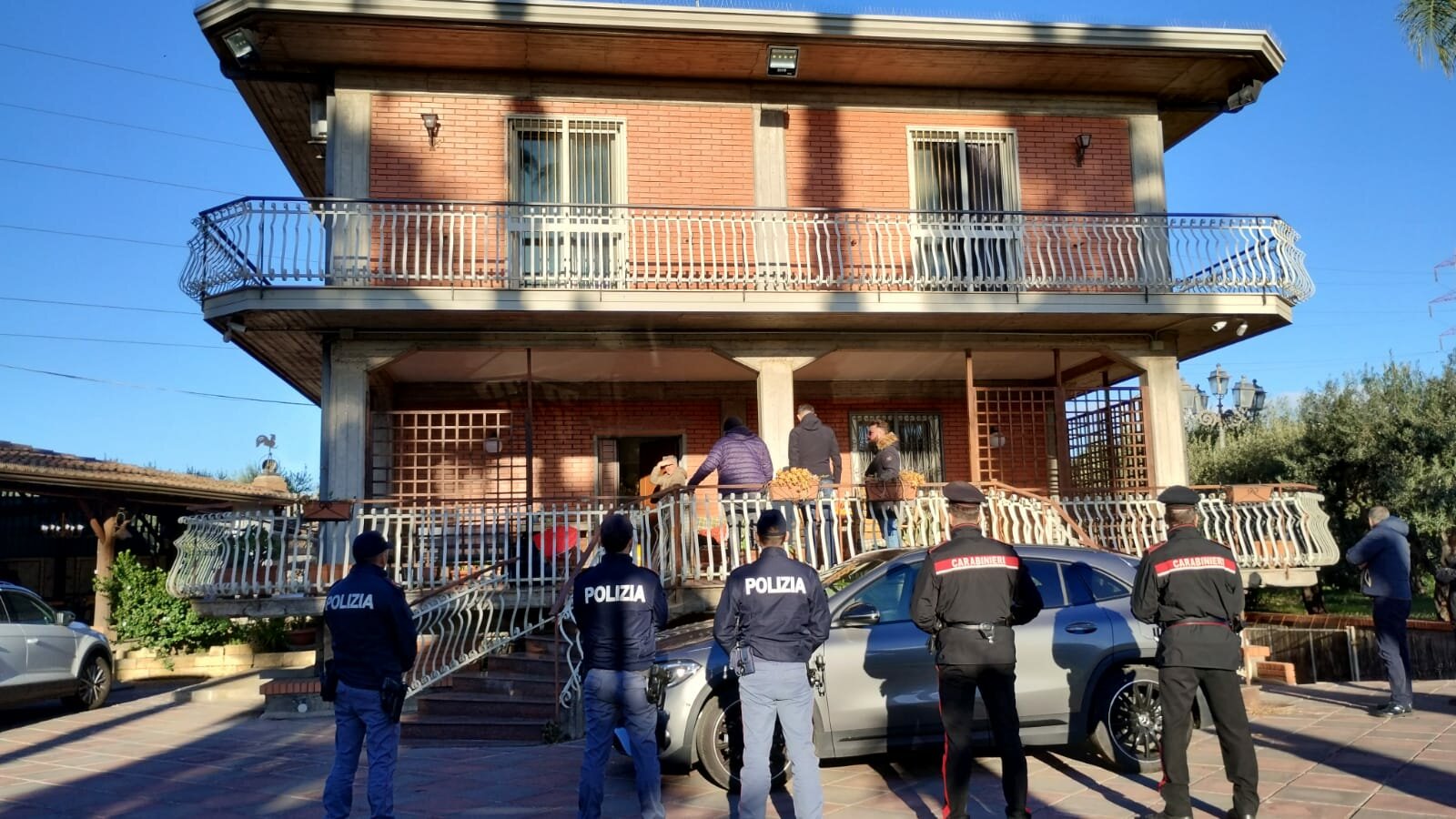 Parenti del boss cacciati dall'immobile confiscato