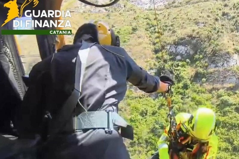 Cade a Cavagrande: soccorso con l'elicottero