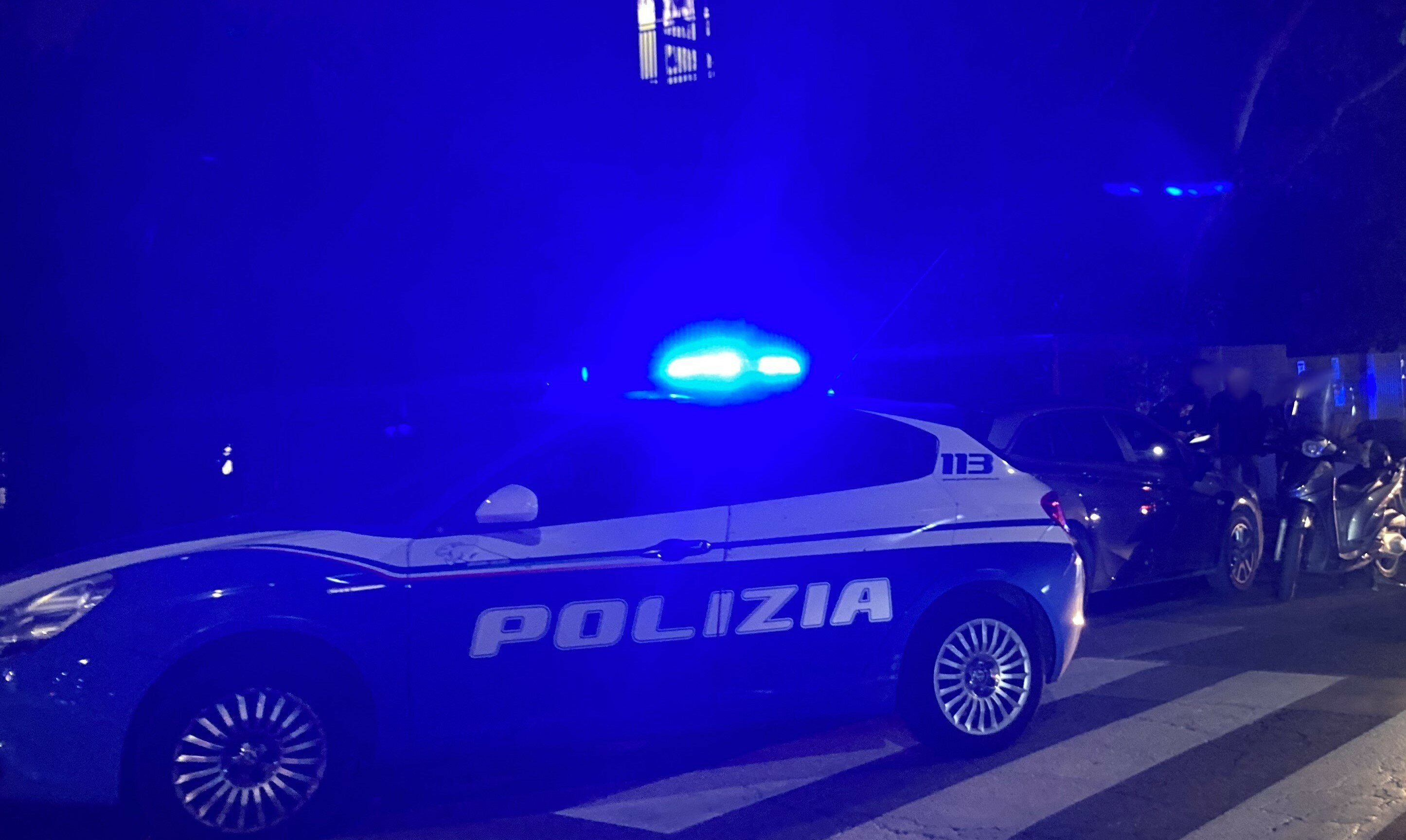 In cerca di oggetti dentro l'auto: fermato il ladro