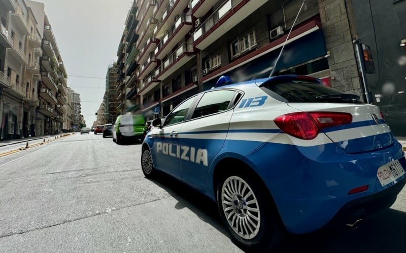 Catania: vuole andare al lavoro, ma c'è un uomo sul cofano Catania: vuole andare al lavoro, ma c'è un uomo sul cofano