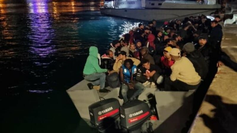 Lampedusa, in duemila nell'hotspot